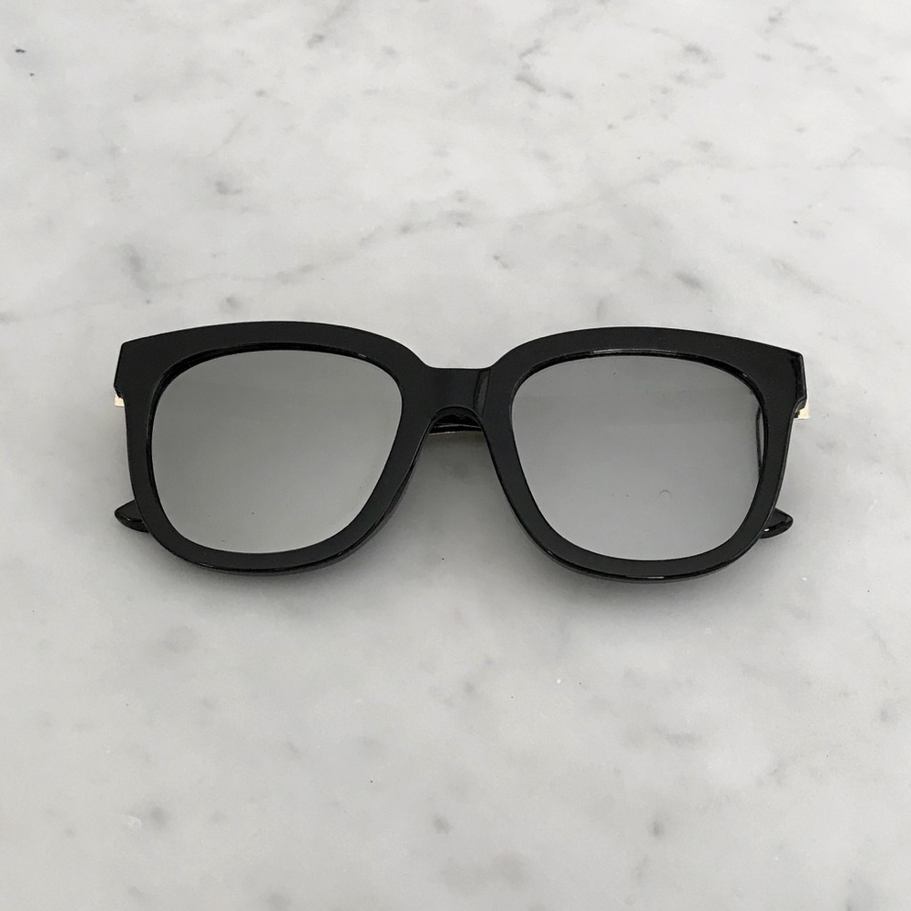 Large Retro Modern Mirrored Silver Sunglasses - Picture 3 of 4